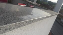 Mauerabdeckung in Granit Crystall Grey poliert Mauerabdeckung in Granit Crystall Grey poliert